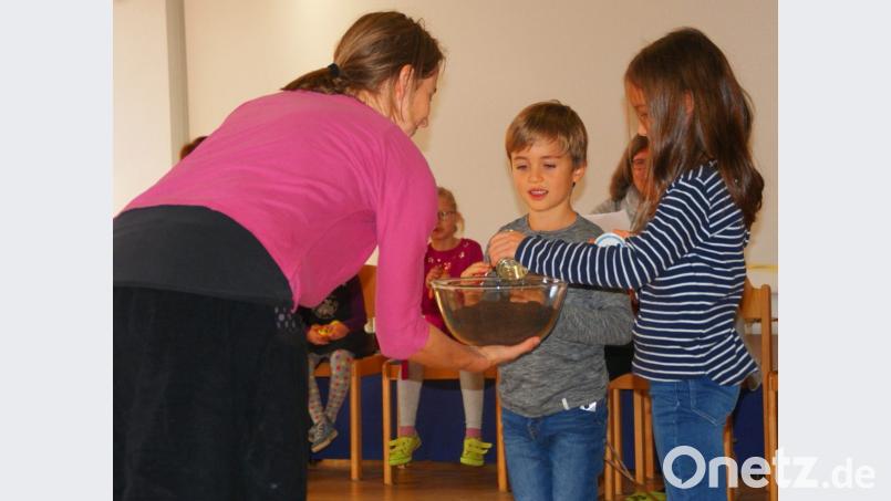 Dass die Ernte auch mit der Saat zu tun hat, erfuhren die Teilnehmer am Kindergottesdienst, die bei dieser Gelegenheit einen Kürbissamen in die Erde stecken durften. Bild: agr
