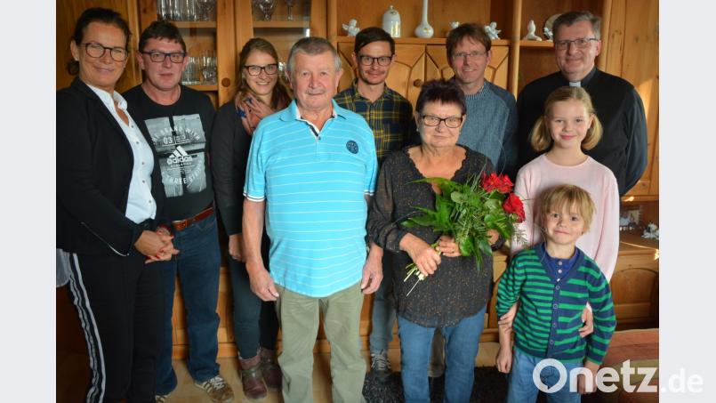 Über viele Glückwünsche zur goldenen Hochzeit freuen sich Elisabeth und Erwin Schöffel. Unser Bild zeigt die Familie mit den Gratulanten, von links Bürgermeisterin Friederike Sonnemann, Sohn Michael, Schwiegertochter Franziska, Erwin Schöffel, Sohn Jürgen, Elisabeth Schöffel, Pfarrer Andreas Kraft, die beiden Enkel Leopold und Antonia sowie Stadtpfarrer Bernd Philipp. Bild: jr