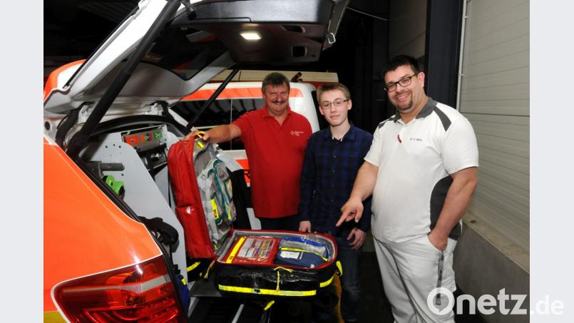 Lebensretter Alexander Fellner (Mitte) bekommt von Notarzt Dr. Sven Mörk (rechts) und Wachleiter Bernd Voggenreiter die Ausrüstung eines Einsatzfahrzeuges erklärt. Bild: ge