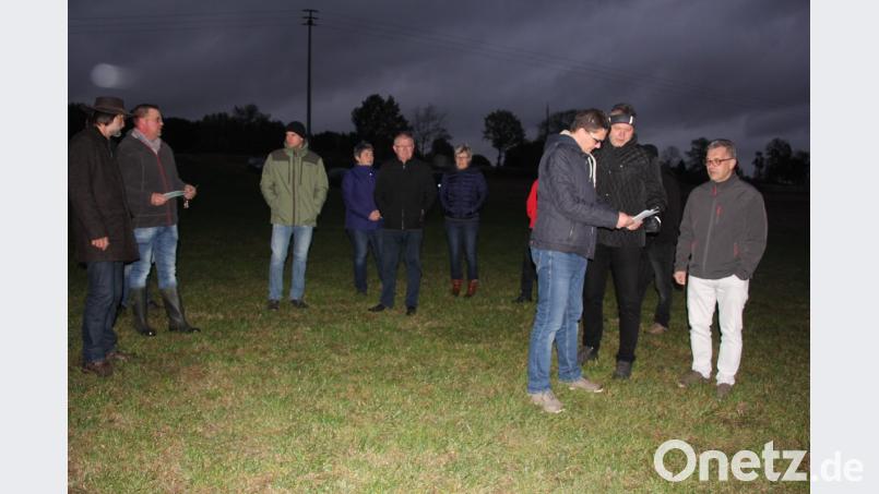 Beim Ortstermin erklärt Stephan Schübel (Zweiter von links) den Pechbrunner Gemeinderäten noch einmal sehr ausführlich sein Vorhaben. Bild: kro