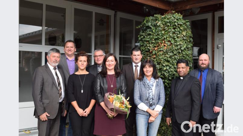 In einem festlichen Rahmen wurde Silke Schmid (mit Blumen) in das Amt der Schulleiterin an der Landgraf-Ulrich-Schule eingeführt. Es gratulierten von links: Schulamtsdirektor Georg Kick, die Elternbeiräte Klaus Schießl und Elisa Pretel, die Bürgermeister Richard Tischler und Martin Schwandner, Konrektorin Angelika Ibler, Pater Georg und Robert Häusler, Schulleiter in Nabburg. Bild: bnr