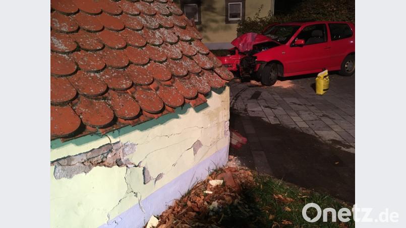 Risse in der Wand des Klobenreuther Backofens zeugen von der Wucht des Anpralls. Bild: beg