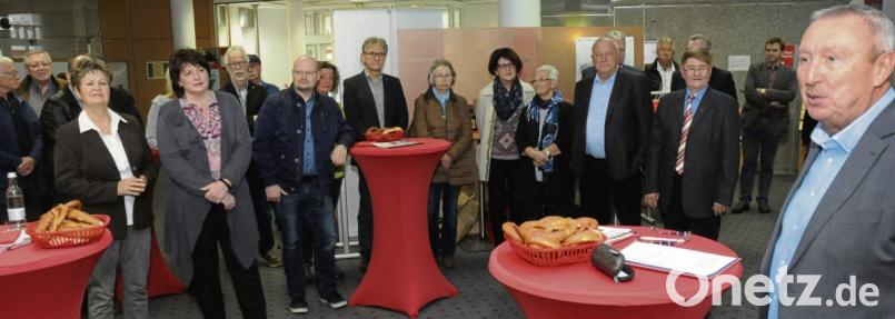 Im Schalterraum der Sparkasse eröffnete SPD-Ortsvereinsvorsitzender Achim Bender (rechts) am Samstag die Ausstellung zum 100-jährigen Bestehen der Sulzbach-Rosenberger Sozialdemokratie. Bild: Stephan Huber