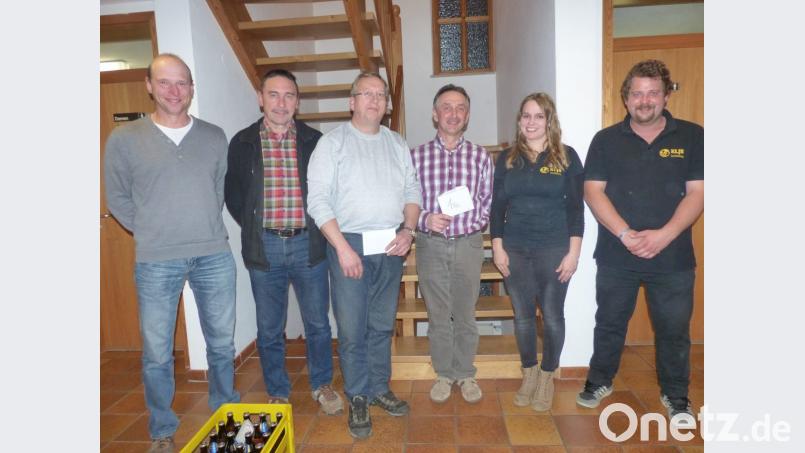 Die KLJB-Vorsitzenden Florian Federl und Theresia Bäumler gratulieren den Siegern: Klaus Beierl, Josef Pruy, Peter Hofmeister und Reinhard Zinkl (von rechts). Bild: sl