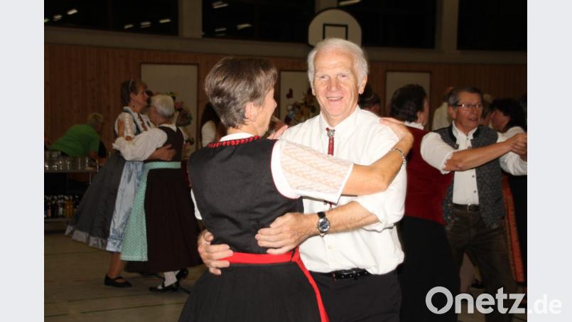 Immer noch so flott, wie er die ersten Tanzabende vor 22 Jahren im Oberviechtacher Emil-Kemmer-Haus durchführte, dreht „Tanzpapst“ Hans Ederer seine Tanzrunden. Bild: frd