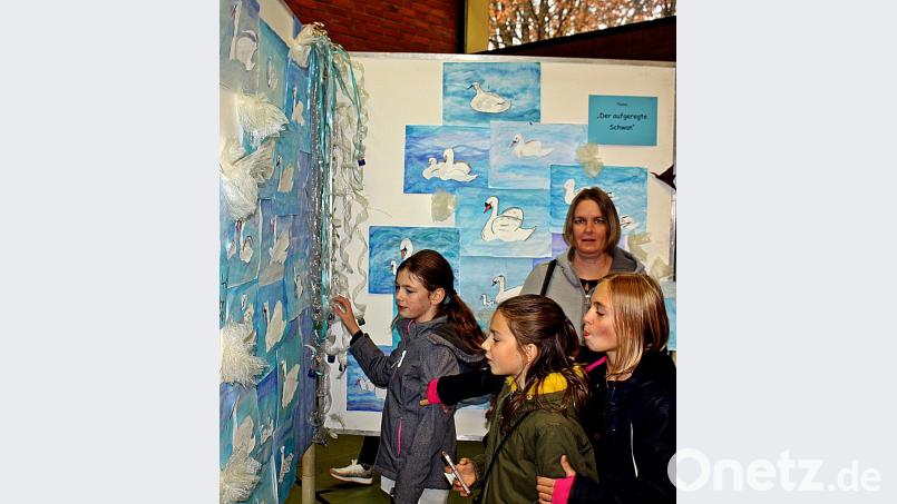 Zum Empfang stellen Schüler die Ausstellung vor. Bild: R. Kreuzer
