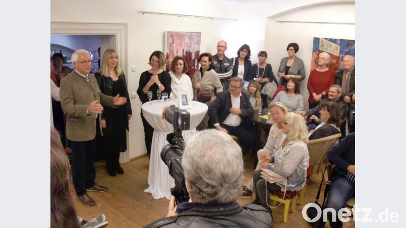 Vernissage im Schmidt-Haus. Auf großes Interesse stoßen die Werke von Ingrid Prey (Zweite von links). Bild: aub