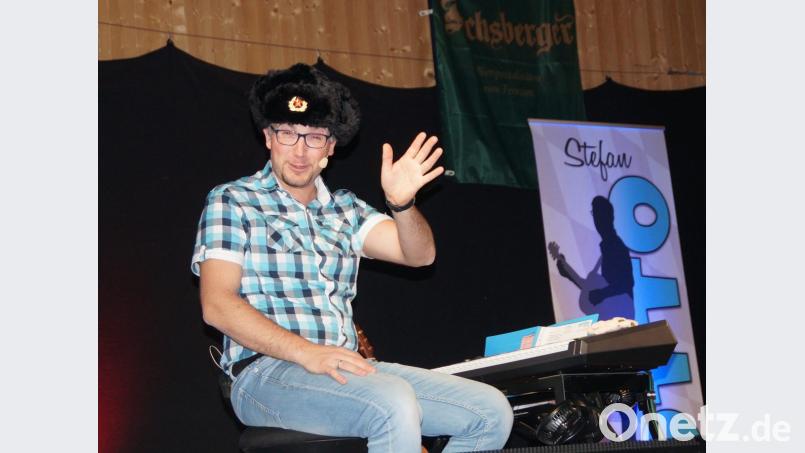 Der Musikkabarettist Stefan Otto zog in der „Bertzhofer Kulturscheune“ alle Register seines Könnens und begeisterte das Publikum über zwei Stunden. Bild: weu