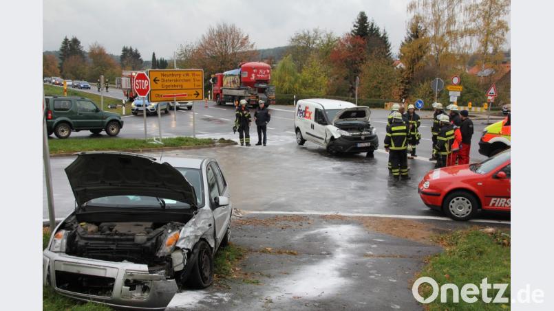 Der Fahrer des Paketdienstfahrzeuges (Bildmitte) wollte zunächst links nach Oberviechtach einbiegen, brach jedoch wegen der Baustelle sein Vorhaben ab und zog auf die Fahrbahn zurück, wobei er mit dem Fahrzeug einer 45-Jährigen (vorne links) kollidierte. Bild: frd