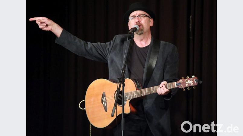 Hubert Treml begeisterte seine Zuhörer mit seinem Konzert zum Büchereijubiläum. Bild: Götz