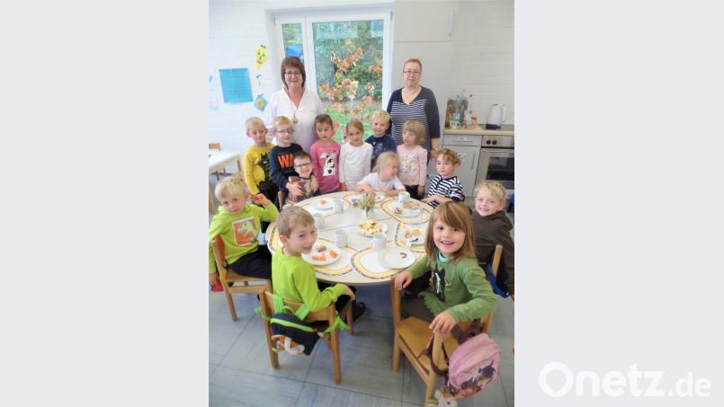 Gemeinsam macht den Vorschulkindern das Frühstücken viel mehr Spaß als alleine. Das finden auch ihre Erzieherinnen Eva Weidner (links, hinten) und Irene Koppmann. Bild: jml