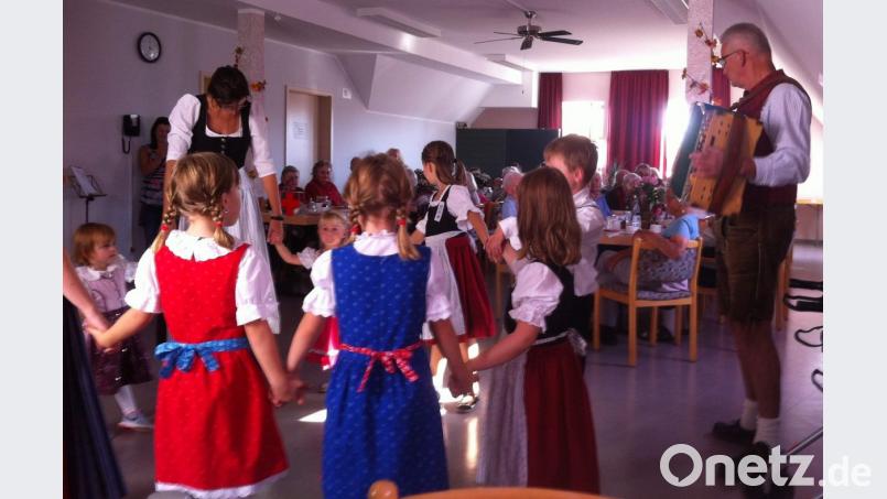 Hauskirwa im BRK-Seniorenwohn- und Pflegeheim St. Barbara. Zum Gelingen tragen ganz wesentlich die Zwergerln des Heimat- und Trachtenvereins mit ihren Auftritten und Franz Dolles mit seiner Steirischen bei. Bild: u