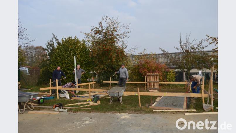 Respekt gebührt den ehrenamtlichen Helfern, die die Geräte für die kleinen Besucher bereits aufgebaut haben. Hier finden die Mehrgenerationengeräte ihren Platz. Bild: bej