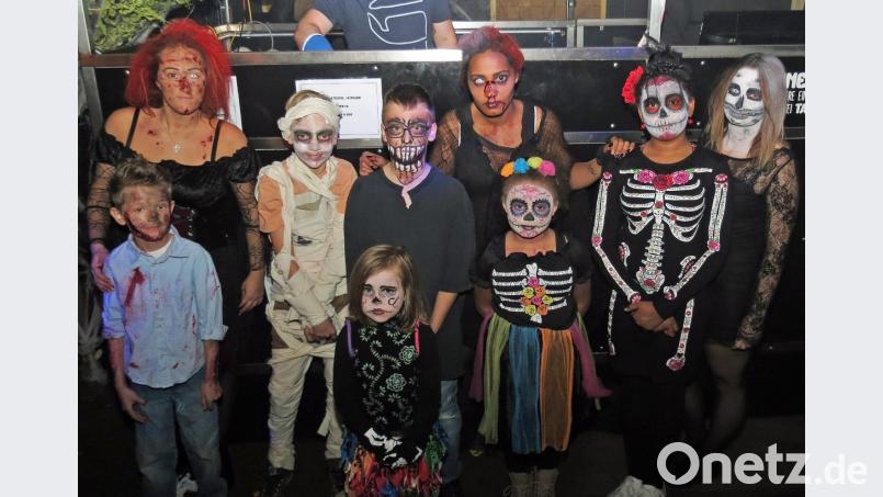 Tolle Masken werden von den „Dance-Kids“ prämiert. Siegerin bei den Jüngeren ist die Zweite von rechts, gefolgt vom Jungen mit riesigem Gebiss und dem Verletzten (links vorne) mit Narbe und Blutspuren. Bild: Dobmeier