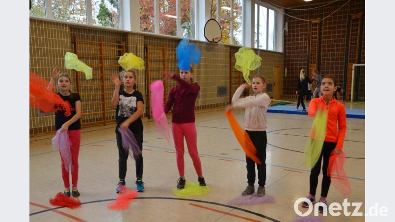 Erst wird mit bunten Tüchern geübt, bevor die Bälle für die Jonglage ins Spiel kommen. Bild: dob