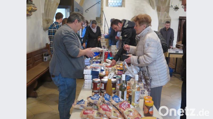 Zahlreiche Gottesdienstbesucher setzen mit dem Kauf von fair gehandelter Ware ein Zeichen der Solidarität mit Äthiopien. Bild: jzk