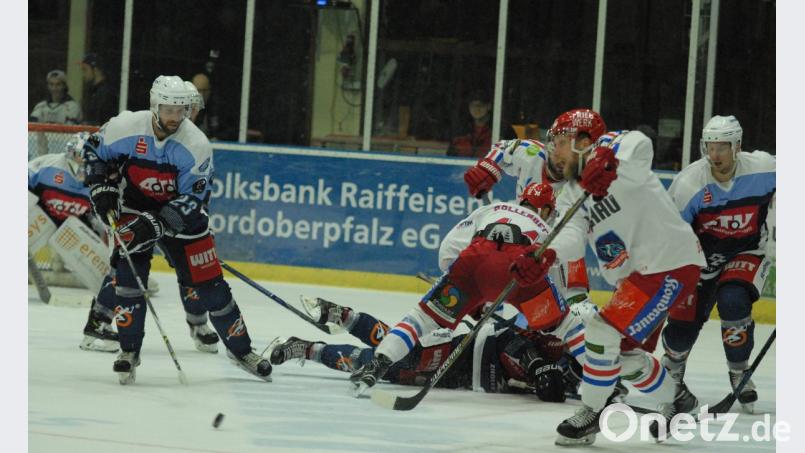 Die Blue Devils und die Selber Wölfe lieferten sich am Freitag einen packenden Kampf. Die Weidener gewannen das Derby mit 2:1. Bild: gb