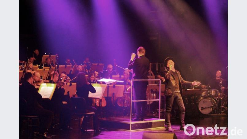 Markus Engelstaedter und die Nürnberger Symphoniker begeisterten am Sonntag mit "Heroes" in der Max-Reger-Halle. Bild: stg
