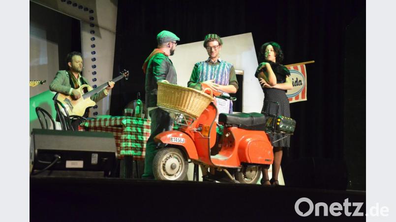Die Band &quot;I Dolci Signori&quot; wird bei &quot;Azzurro&quot; von den beiden Schauspielern Johann Anzenberger (Zweiter von rechts) und Alisca Baumann (rechts) unterstützt. Bild: Benkhardt
