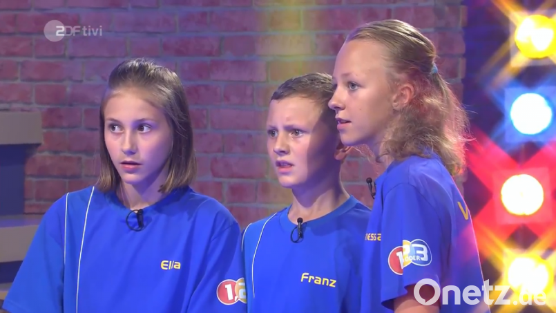Ella Kohl, Franz Uhlmann und Vanessa Bergmann (von links nach rechts) beraten sich in der Quiz-Show "1, 2 oder 3" über die richtige Antwort. Die Anspannung ist ihnen ins Gesicht geschrieben. Bild: dob