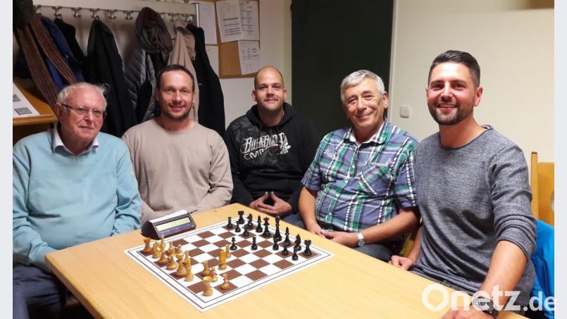 Mit Zvatoslav Zitek (Zweiter von rechts) konnte ein Spieler gewonnen werden, der auch in der Tschechischen Repuplik Punktspiele bestreitet. Weitere Neumitglieder sind (von links) Peter Jobmann, Pierre Harmisch sowie Markus Schimmerer. Rechts Vorsitzender Alexander Graf. Bild: krb