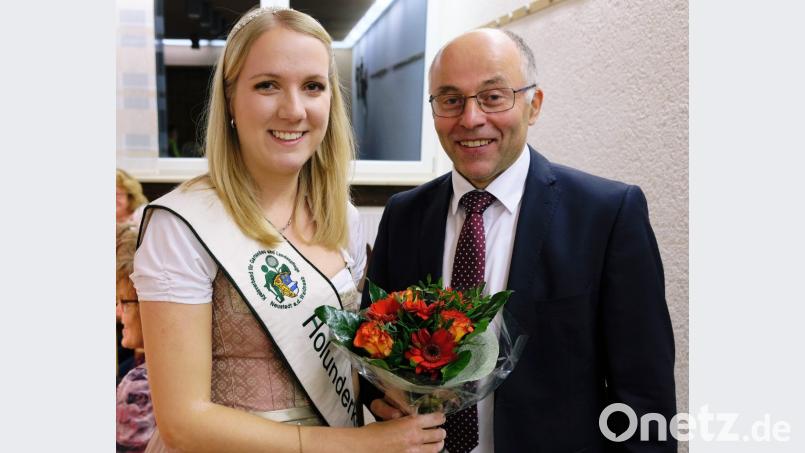 Mit Blumen verneigt sich Albert Nickl, der Chef des Kreisverbands für Gartenbau und Landespflege, vor Holunderkönigin Jana I. in der Herbstkreisversammlung – und sagt damit Dank“ für ihren Einsatz bei Festen und Jubiläen. Bild: do
