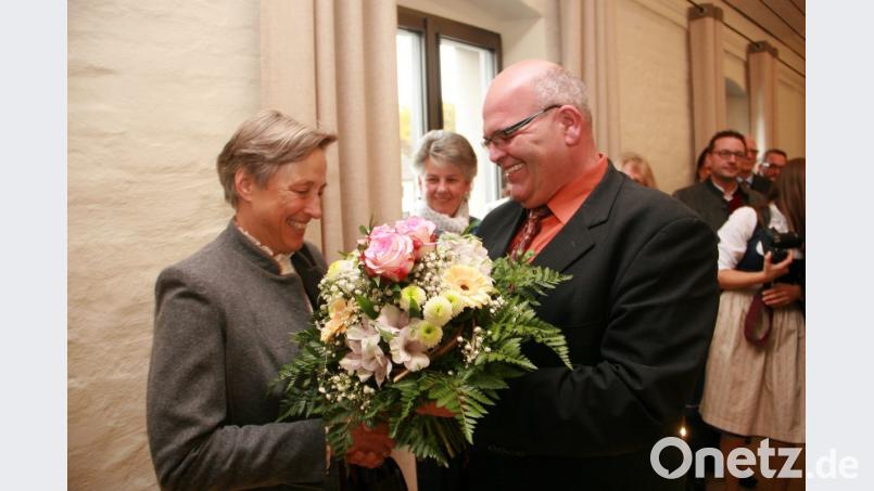 Aus den Händen des Neualbenreuther Bürgermeisters Klaus Meyer erhält Hedwig Bauer einen bunten Blumenstrauß. Bild: wro