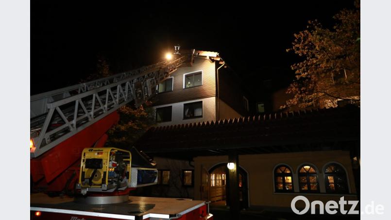 Mit der Drehleiter der Feuerwehr Erbendorf wurden Verletzte aus den oberen Stockwerken geborgen. Bild: njn