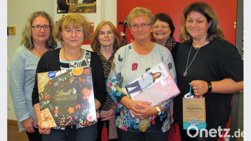 Beim Frauen-Preisschafkopf geht Platz eins an Maria Hartwig (Zweite von links) gefolgt von Emilie Hofmann (Dritte von rechts) Platz drei teilen sich Dorothea Friedrich (rechts) und Judith Grill. Kerstin Janner (links), Liane Schmid (Dritte von links) und Elisabeth Graßler (Zweite von rechts) sind die Organisatorinnen. Bild: sei