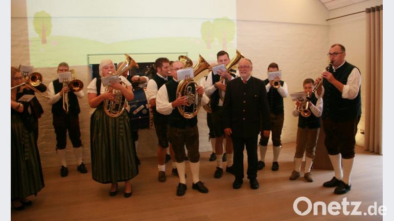 Gleich mit mehreren Ständchen gratuliert auch die Blaskapelle aus Falkenberg. Bild: wro