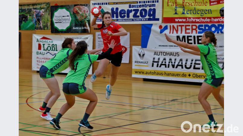 Tina Lottner (rot) war die beste Werferin aufseiten des HV Oberviechtach beim 22:22 gegen die SG Rohr/Pavelsbach. Bild: gud