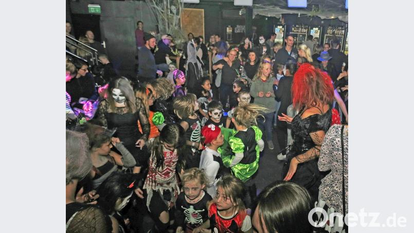 Hey, das geht ab! Tanzen ist bei der Halloween-Party der "Dance-Kids" im "Werk 2" angesagt. Bild: Dobmeier