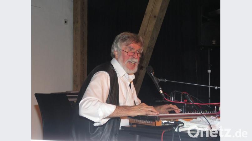 Ein Virtuose auf der Zither und ein Wortspieler beim Texten: Der Zither Manä ist einer, den man sich öfter gönnen sollte. Bild: ubb