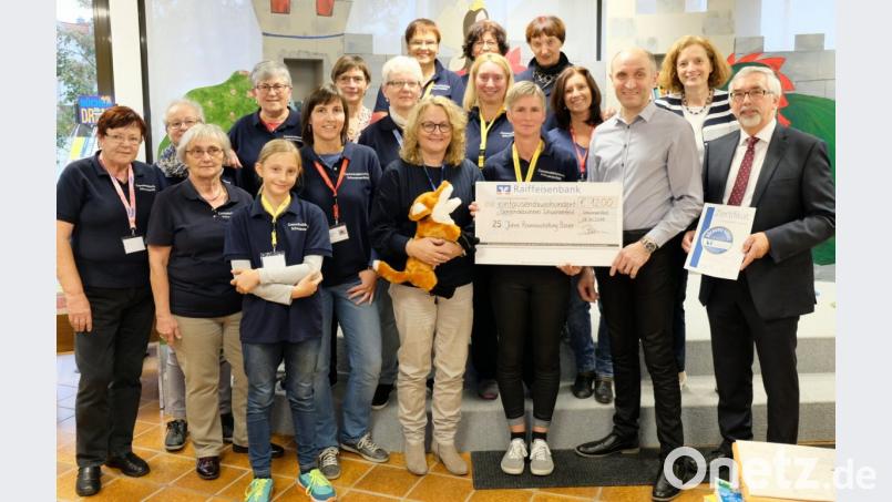 Zum 40. „Geburtstag“ der Gemeindebücherei wurden auch zahlreiche Geschenke überreicht: Neben einer Spende gab es auch das Goldene Gütesiegel“. Bild: mab
