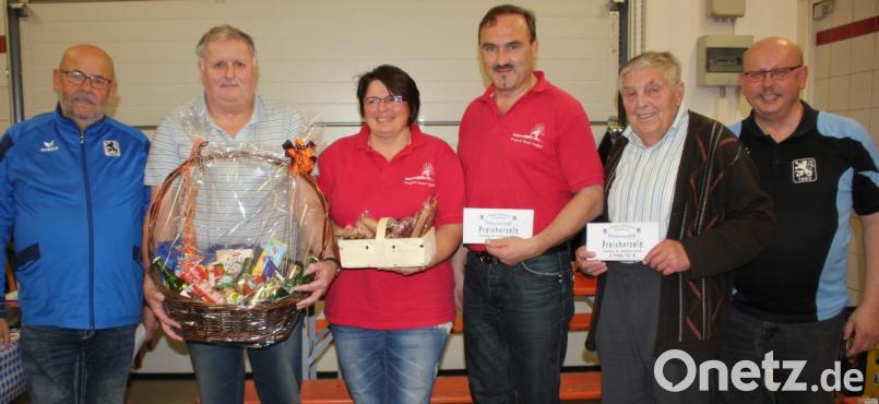 Franz Voith (Dritter von rechts) ist der Gewinner. Max Kick spendet einen Geschenkkorb (von links), Johann Gößl ist Dritter, Sieglinde Fleischmann hat den Trostpreis gewonnen und Josef Müllner ist Zweiter. Herbert Striegl (rechts) hat als Vorsitzender der Löwenfreunde das Turnier organisiert. Bild: fvo