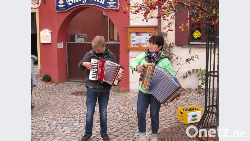 Oliver Schmerber und Anna Gruber unterhalten mit den Akkordeons. Bild: mh