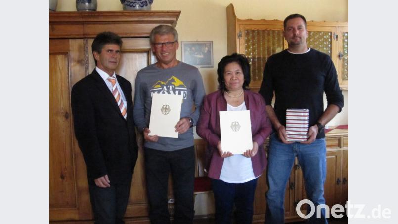 Regierungsoberamtsrat Franz Haderer (links) verabschiedet Emil Leitl (Zweiter von links) in den Ruhestand und gratuliert Venecia Schmidt und Alexander Bunk. Bild: exb