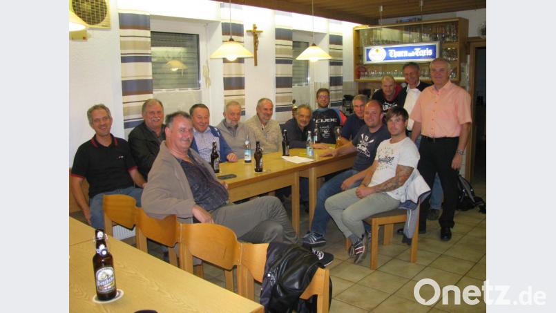 sehr interessiert verfolgen die Anwesenden den Ausführungen von CSU-Ortsvorsitzenden Günter Kopp (rechts) Bild: sat