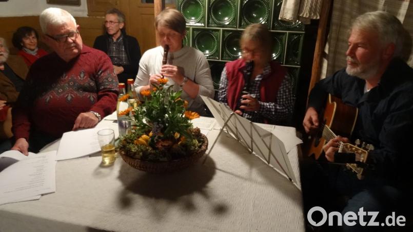 Bei seinen Geschichten und Gedichten wird (von links) Walter Tausendpfund musikalisch begleitet von Sandra Maderer, Susanne Maul und Karl-Heinz Aurnhammer. Bild: hka