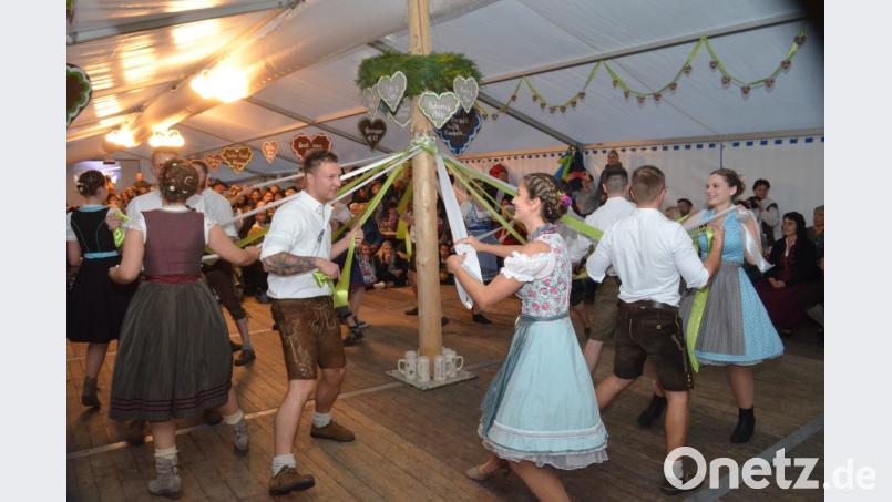 Der Bändertanz ist eine der Aufführungen, mit denen die Kirwapaare glänzen. Bild: fz