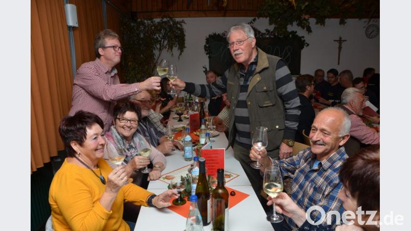 Die Waldthurner Stammgruppe lässt das Weinfest der Vohenstraußer Stützpunktwehr nicht aus. Dazu schmecken die Pahle-Weine aus Rheinhessen auch viel zu gut. Küfermeister Heinz Pahle (stehend, rechts) und FFW-Vorsitzender Peter Grosser (links) stoßen gerne mit den Besuchern an. Bild: dob