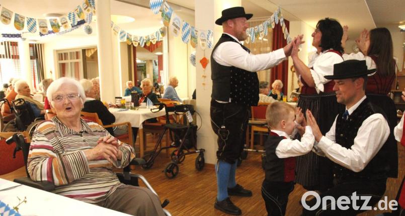 Die Tänzer des Trachtenvereins "Stamm" drehen zur Kirwa im Elisabethenheim ihren Runden. Bild: Hirsch