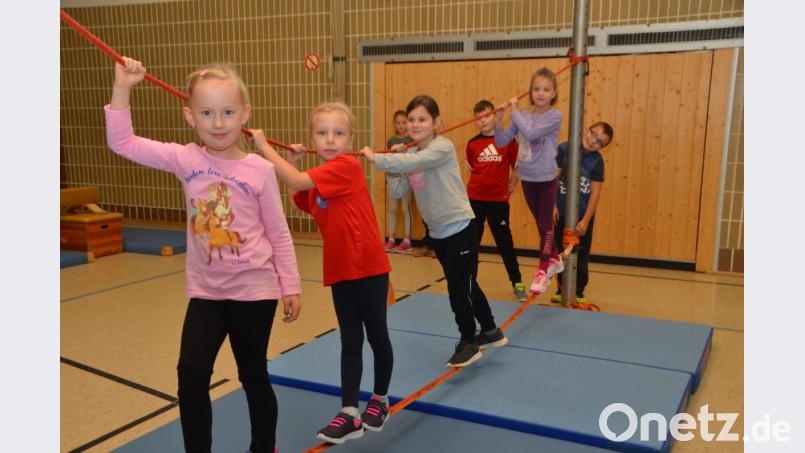 Nicht so einfach ganz ohne Hilfe über die Slackline zu kommen. Bild: dob