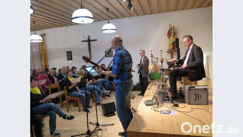 Jürgen Zach, Christian Omonsky und Christian Weinzierl (von links) begeisterten die Zuhörer im Pfarrheim Kastl mit neuen geistlichen Liedern. Bild: jzk