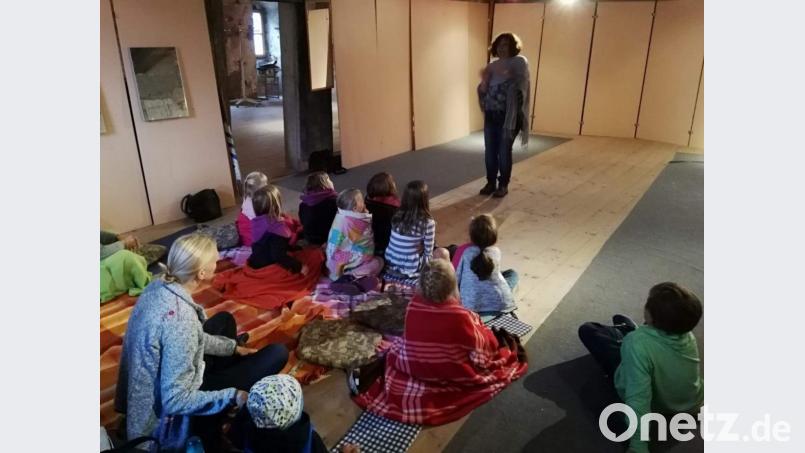 Märchenerzählerin Tanja Weiß fesselt die Kinder und ihre Eltern eine Stunde lang mit ihren Geschichten aus der Sammlung de Oberpfälzer Volkskundlers Franz Xaver Schönwerth. Bild: u