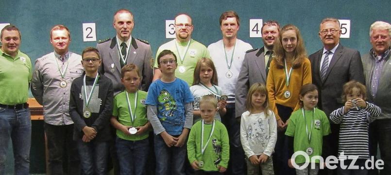 Sieger bei den Bogenschützen (von links): Speckbachpelzer-Schützenmeister Josef Diertl, Oliver Dörres, Eichenlaub-Schützenmeister Michael Brütting, Leo Kroher, Tobias Pater (vorne), Tobias Hoth (hinten), Lena Hofmann, Martin Sauer, Stephan Lord, Ellen Rippl, Thorsten Deiml, Svenja Rippl, Anna-Philina Zinner, Zweiter Bürgermeister Herbert Lehner, David Hoth und Stadtverbands-Vorsitzender Eugen Eckert. Bild: sck