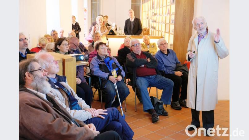 Zwischen Böhmen und Bayern gibt es viele Berührungspunkte. Zum 100-jährigen Gründungsjubiläum des tschechoslowakischen Staates dokumentiert eine Ausstellung die wechselvollen Beziehungen zwischen den Nachbarstaaten und vor allem die Reaktionen der südmährischen Bevölkerung nach einem Leben unter böhmischer Krone bei der Ausrufung der Republik. Einen Vortrag dazu hält Dr. Vojen Drlík (rechts). Bild: do