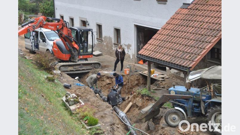 Zwischen Lämersdorf und Hammer ist die Kreisstraße NEW 23 derzeit komplett für den Verkehr gesperrt. Grund ist die Verlegung des Wärmeleitungsnetzes vom Bioenergielandwirt Mitlmeier bis zum Sägewerk Herold. Bild: dob
