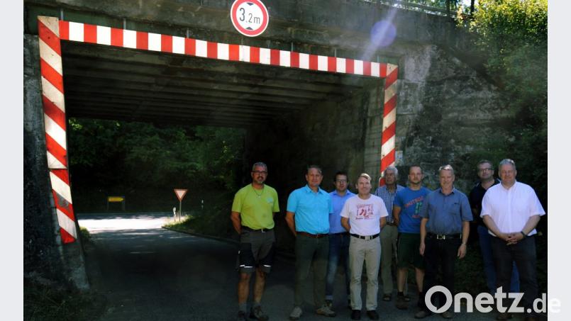 Wird die Bahnbrücke über die AS 31 in der bisherigen Größe auf Kosten der Bahn erneuert oder beteiligt sich der Landkreis an einem größeren Brückenbauwerk? Die Sache ist noch nicht entschieden. Im Sommer hatte sich die CSU-Fraktion bereits über den baulichen Zustand der Bahnbrücke informiert. Bild: gfr