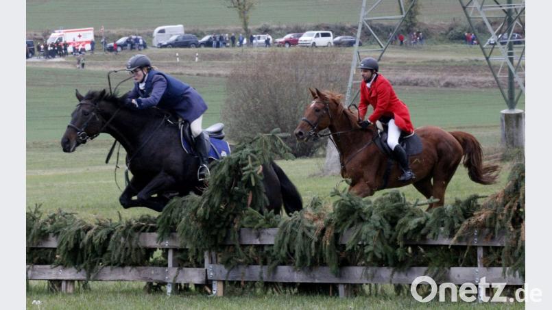 Nicht alle Teilnehmer an der Schleppjagd meisterten die Hindernisse so gut wie diese Reiterin. Es gab sechs Stürze. Bild: Hirsch
